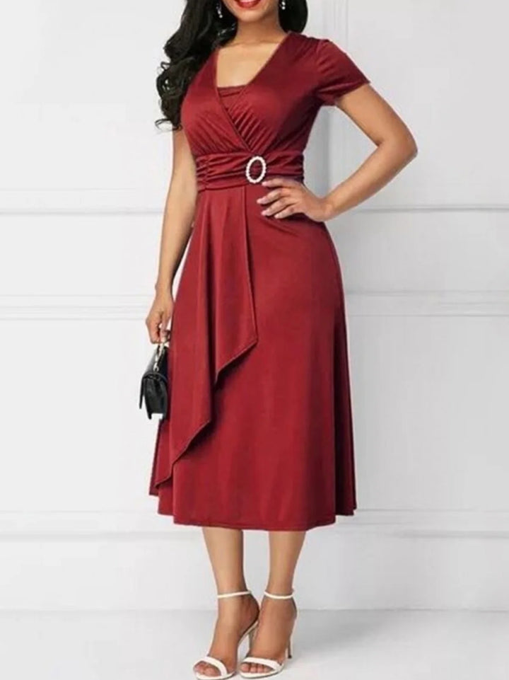 Robe à manches courtes cintrée