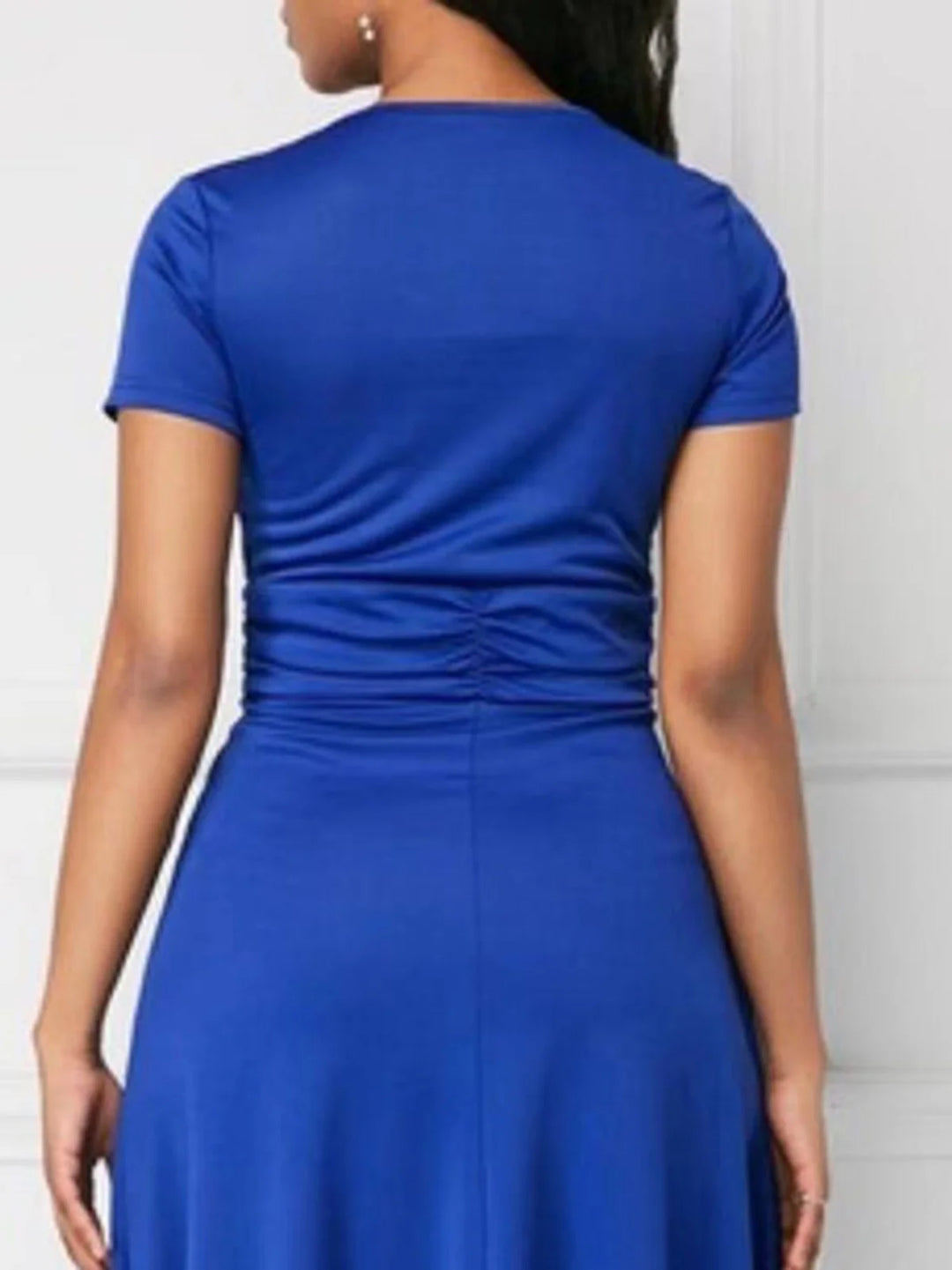 Robe à manches courtes cintrée