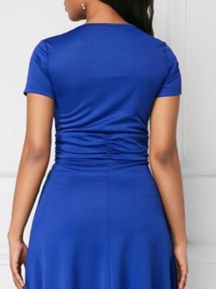 Robe à manches courtes cintrée