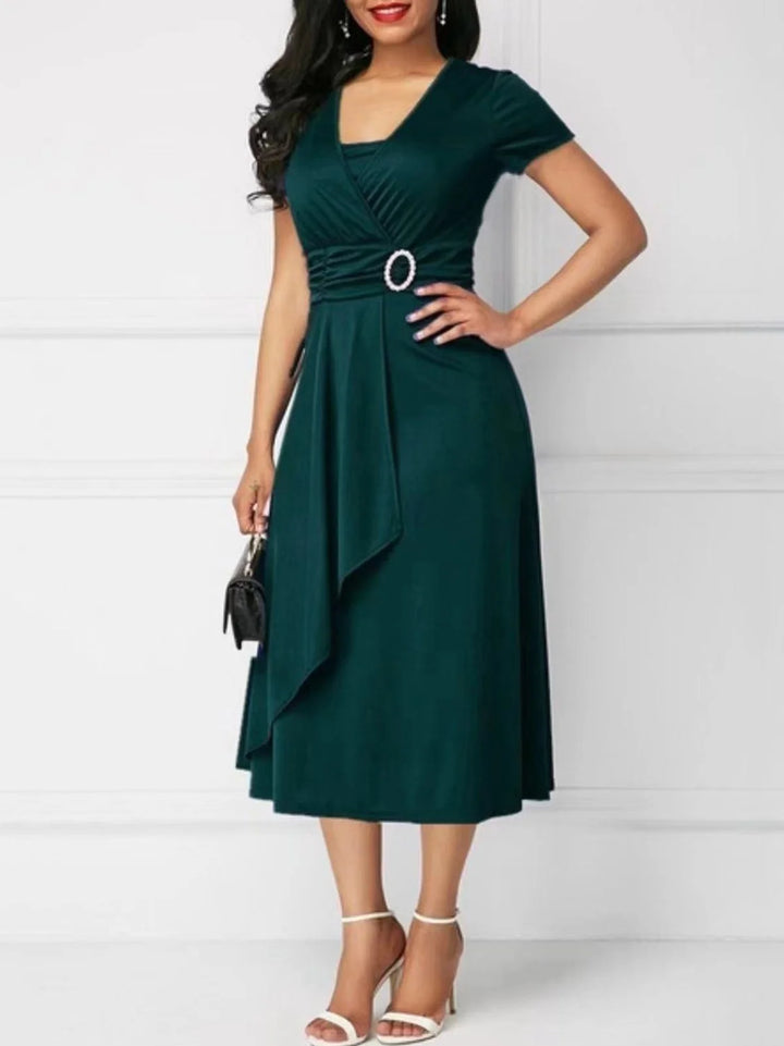 Robe à manches courtes cintrée