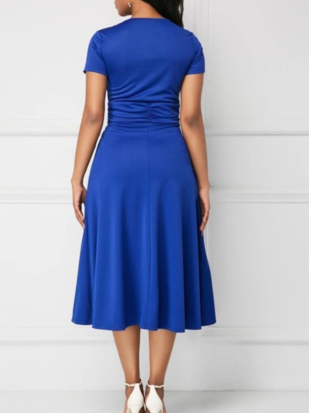 Robe à manches courtes cintrée